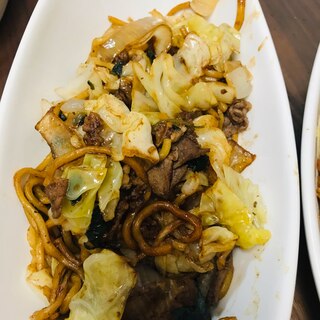 牛肉と玉ねぎとほうれん草とキャベツの焼きそば